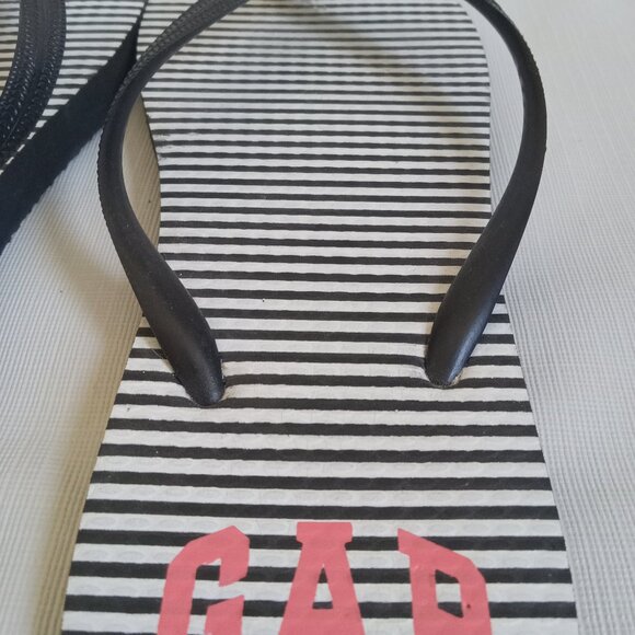 GAP Black and White Striped Flips Flops Women's Size 9-10 Free with Purchase - Picture 3 of 7